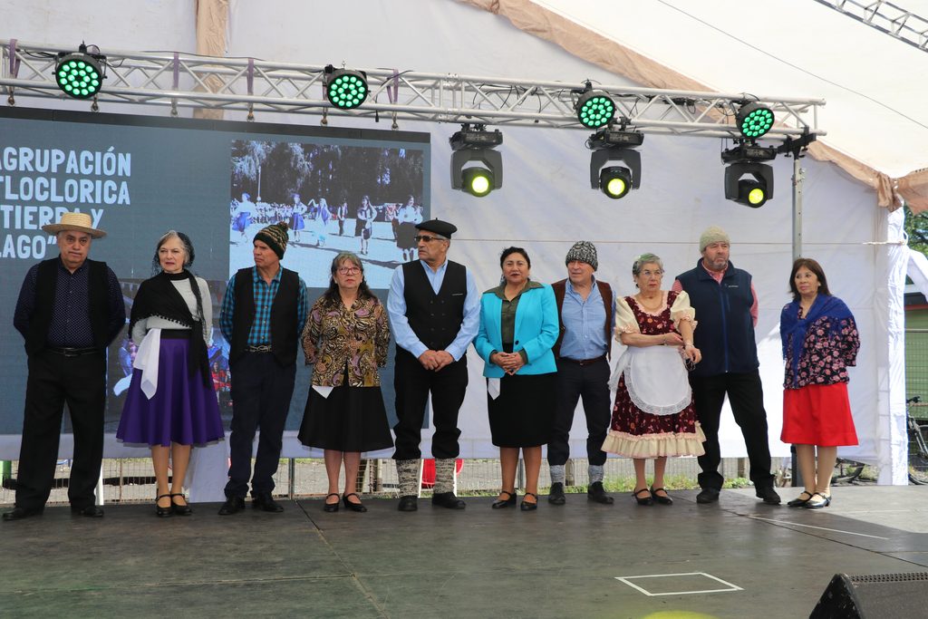 Estudiantes de la Escuela Epu Klei de Lican Ray participando en la gala folclórica tradicional