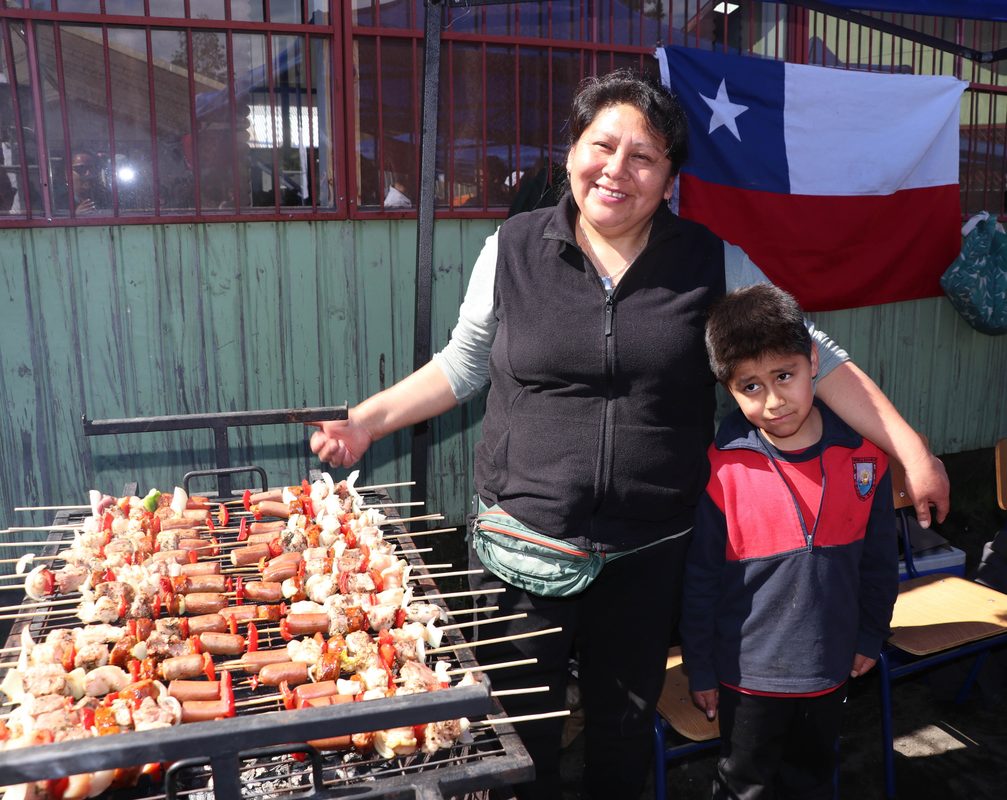 Estudiantes de la Escuela Epu Klei de Lican Ray participando en la gala folclórica tradicional