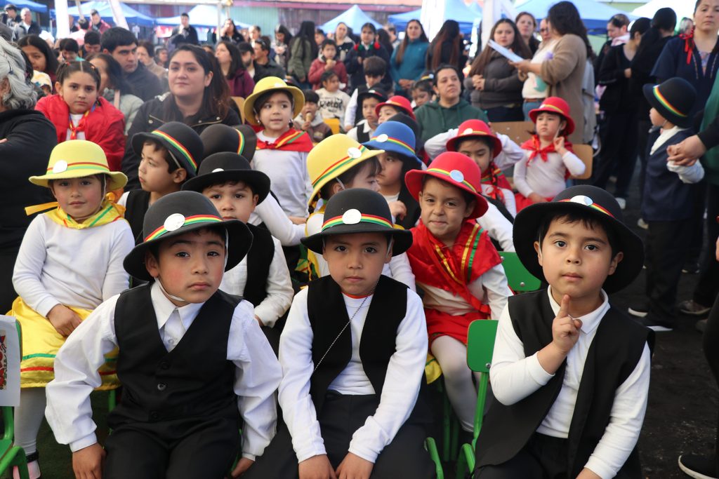 Estudiantes de la Escuela Epu Klei de Lican Ray participando en la gala folclórica tradicional