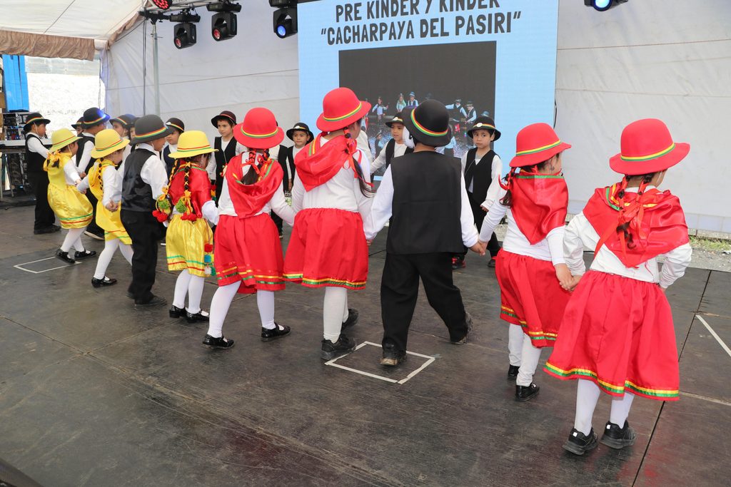 Estudiantes de la Escuela Epu Klei de Lican Ray participando en la gala folclórica tradicional
