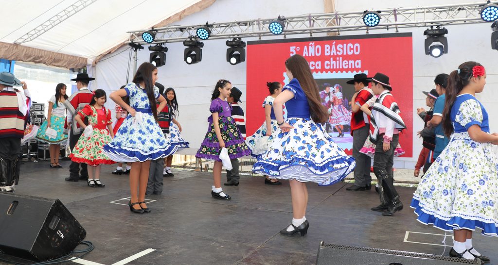 Estudiantes de la Escuela Epu Klei de Lican Ray participando en la gala folclórica tradicional