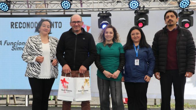 Estudiantes de la Escuela Epu Klei de Lican Ray participando en la gala folclórica tradicional