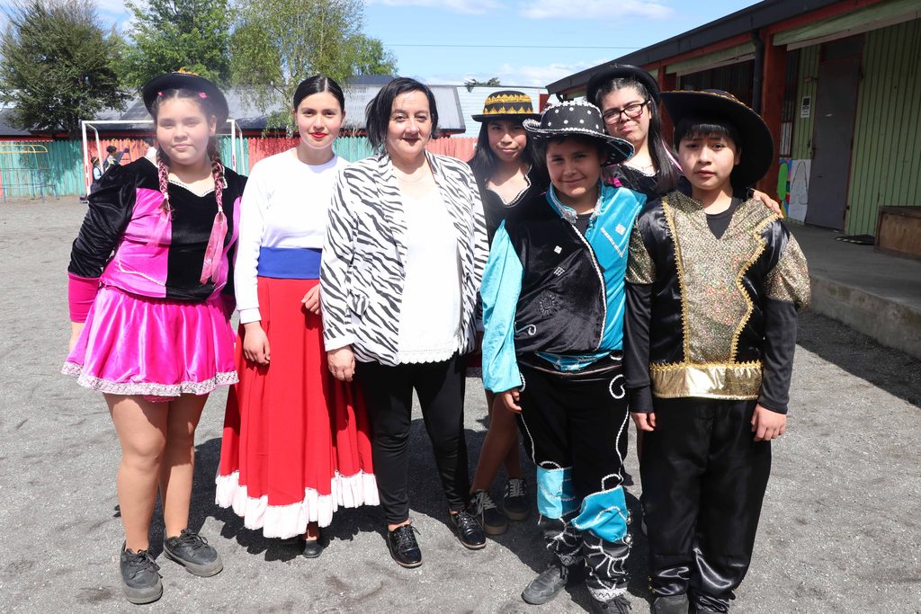 Estudiantes de la Escuela Epu Klei de Lican Ray participando en la gala folclórica tradicional