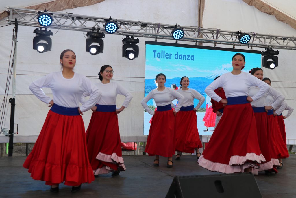 Estudiantes de la Escuela Epu Klei de Lican Ray participando en la gala folclórica tradicional