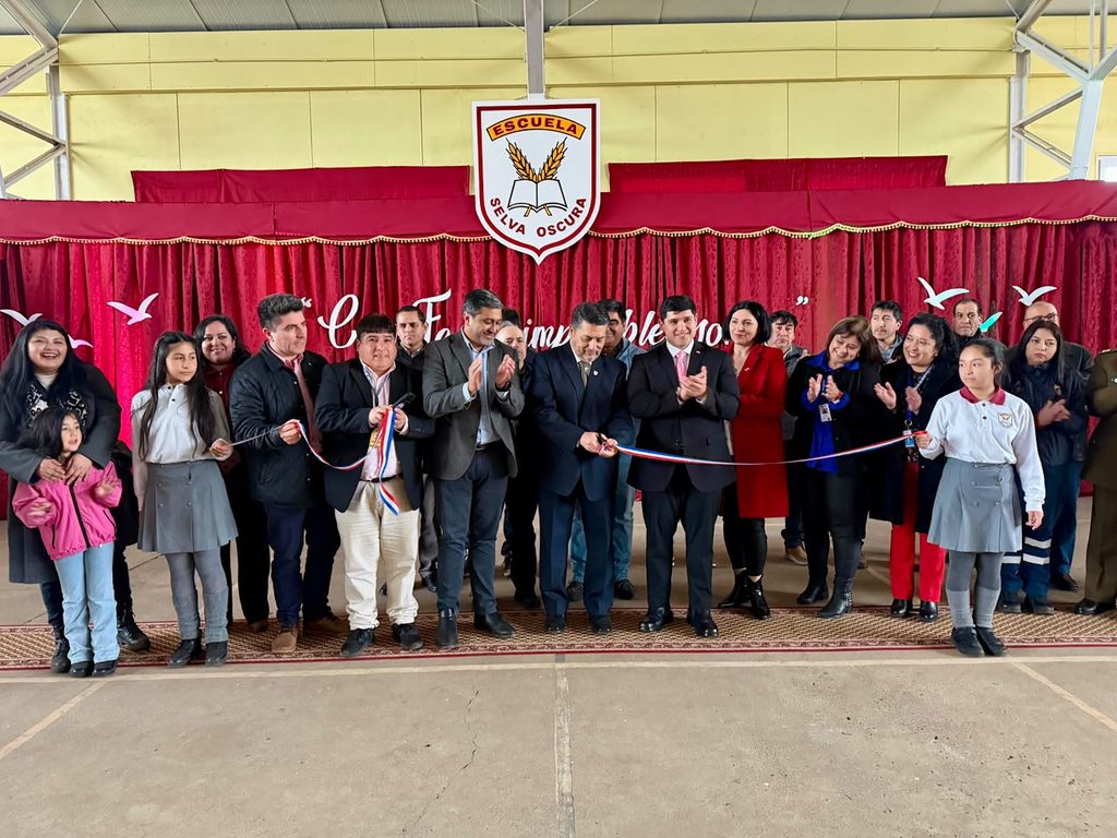 Estudiantes disfrutando de la nueva multicancha techada de la Escuela Selva Oscura en Victoria.