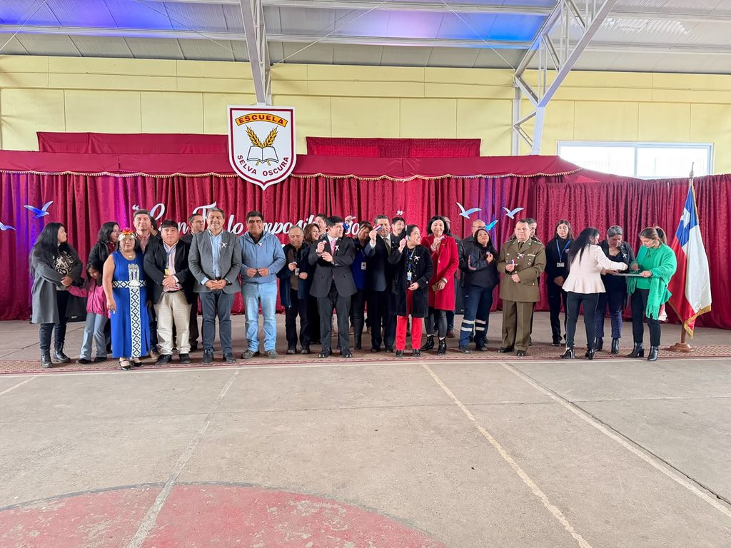 Estudiantes disfrutando de la nueva multicancha techada de la Escuela Selva Oscura en Victoria.