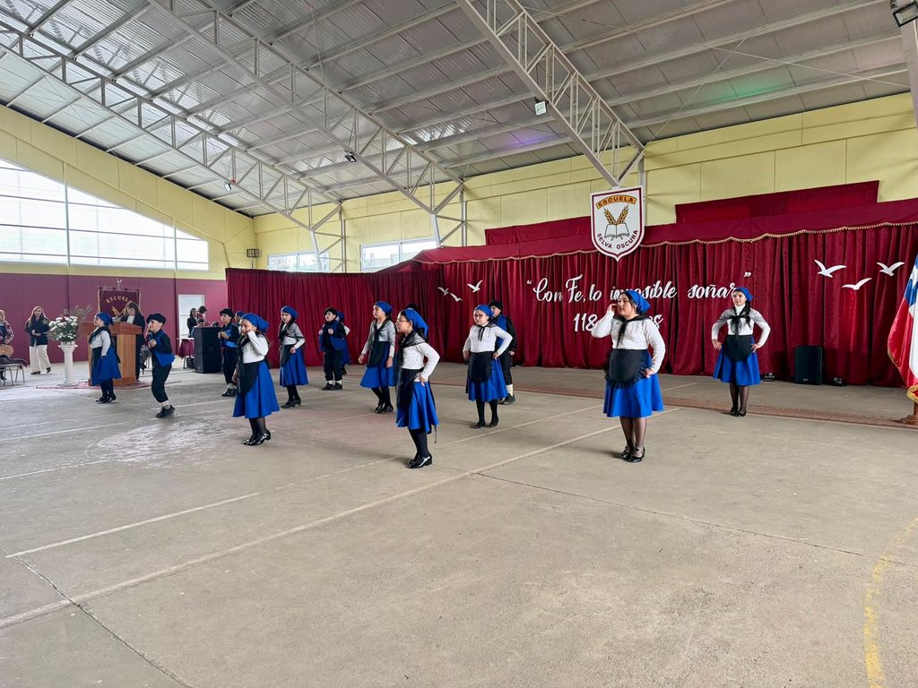 Estudiantes disfrutando de la nueva multicancha techada de la Escuela Selva Oscura en Victoria.