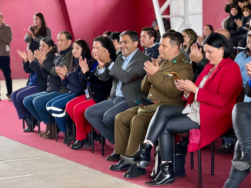 Estudiantes disfrutando de la nueva multicancha techada de la Escuela Selva Oscura en Victoria.