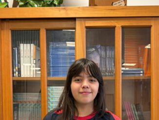 Estudiante finalista de Villarrica participando en el concurso de lectura en voz alta El Placer de Oír Leer