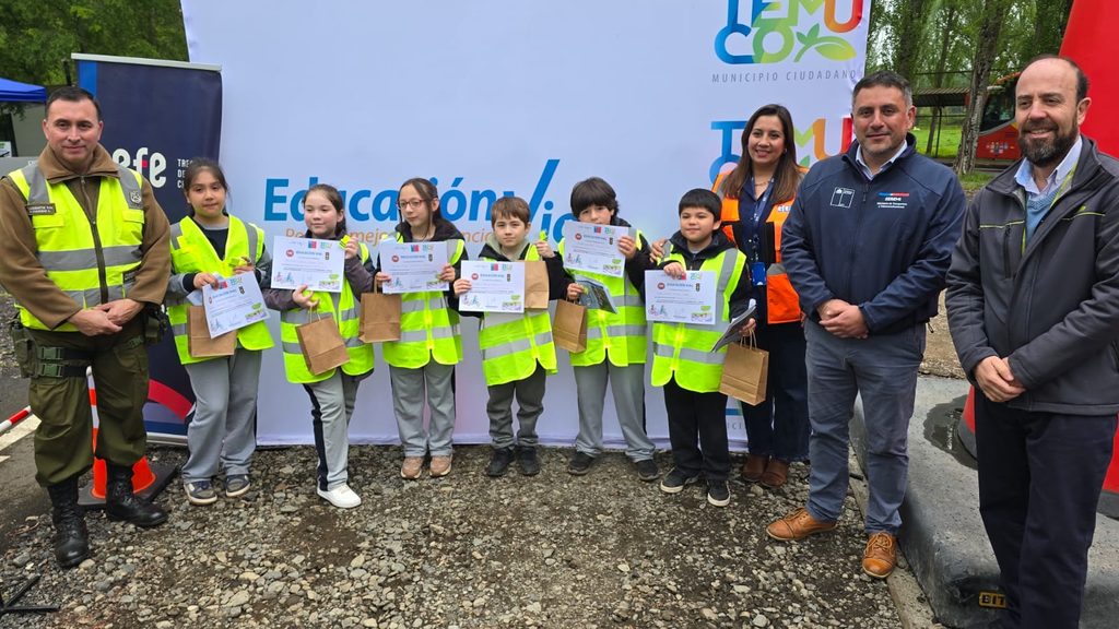 Estudiantes participando en talleres practicos de educacion vial en el parque vial de Temuco