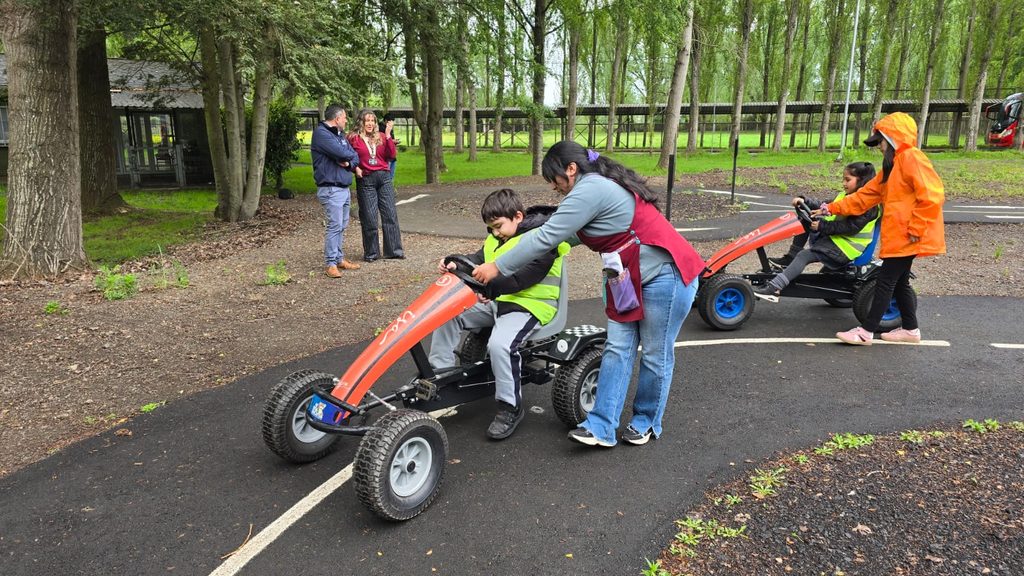 Estudiantes participando en talleres practicos de educacion vial en el parque vial de Temuco