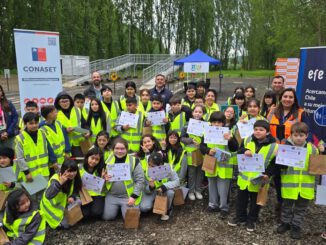 Estudiantes participando en talleres practicos de educacion vial en el parque vial de Temuco