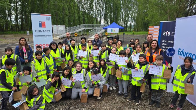 Estudiantes participando en talleres practicos de educacion vial en el parque vial de Temuco