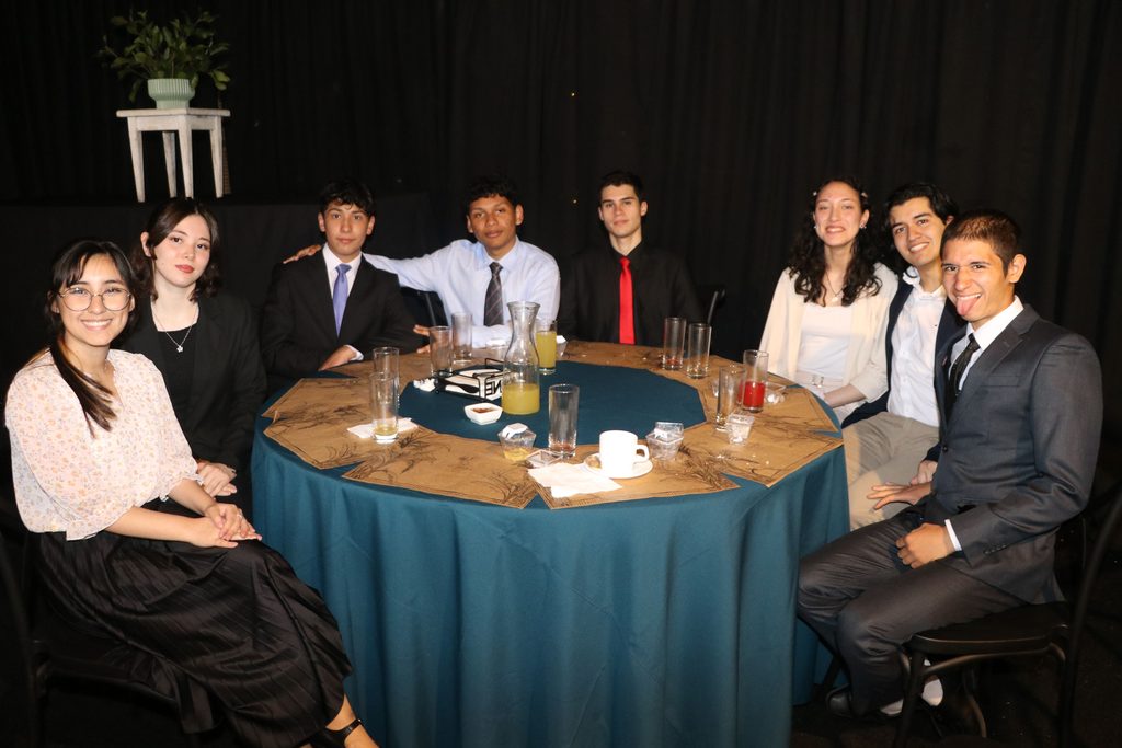 Estudiantes del Liceo Bicentenario Politécnico Villarrica participando en seminario de innovación y emprendimiento
