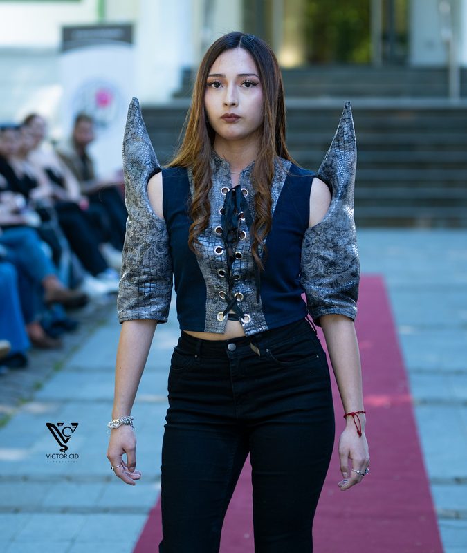 Estudiantes presentan diseños de moda sustentable con técnica de upcycling en el Museo Regional de La Araucanía en Temuco.