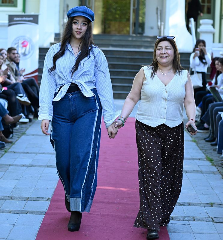 Estudiantes presentan diseños de moda sustentable con técnica de upcycling en el Museo Regional de La Araucanía en Temuco.