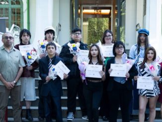 Estudiantes presentan diseños de moda sustentable con técnica de upcycling en el Museo Regional de La Araucanía en Temuco.