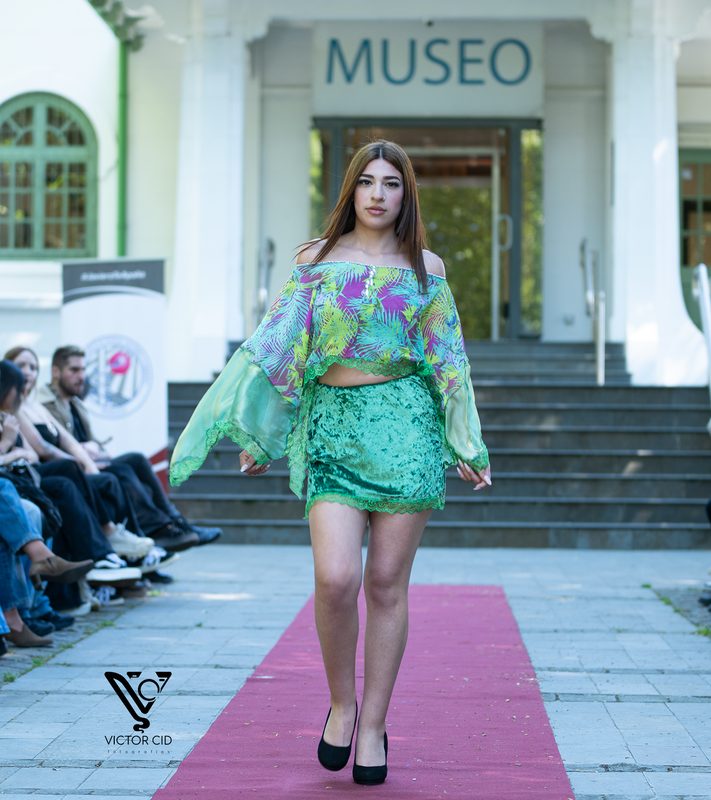 Estudiantes presentan diseños de moda sustentable con técnica de upcycling en el Museo Regional de La Araucanía en Temuco.
