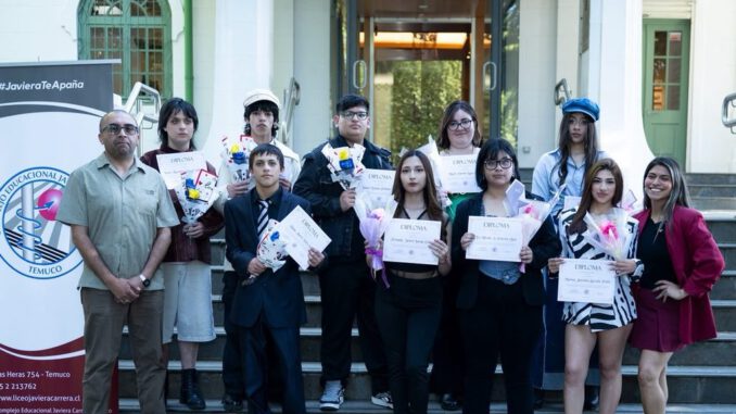 Estudiantes presentan diseños de moda sustentable con técnica de upcycling en el Museo Regional de La Araucanía en Temuco.