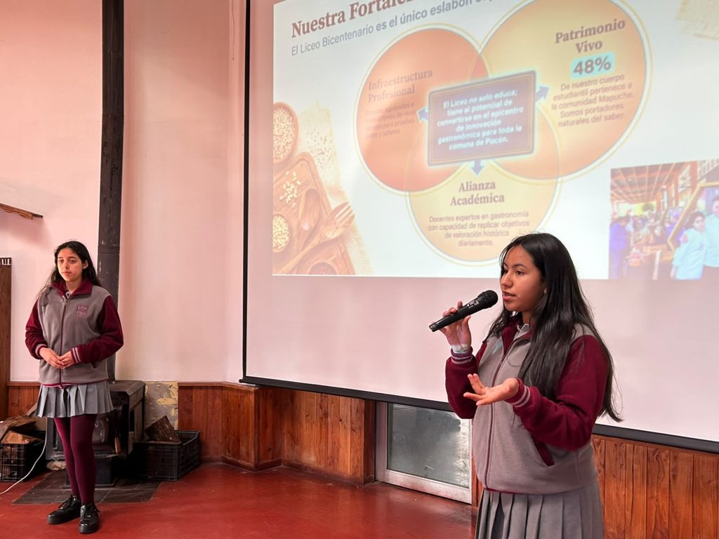 Estudiantes del Liceo Hotelería y Turismo de Pucón presentando su proyecto gastronómico