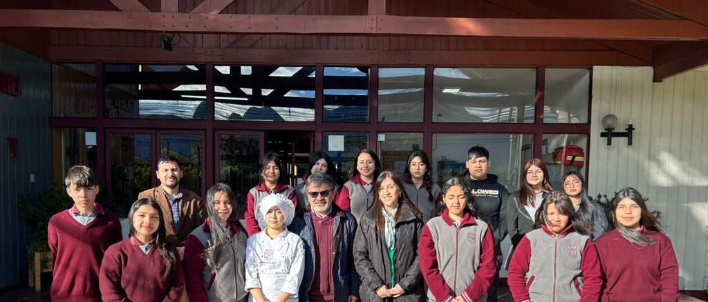 Estudiantes del Liceo Hotelería y Turismo de Pucón presentando su proyecto gastronómico