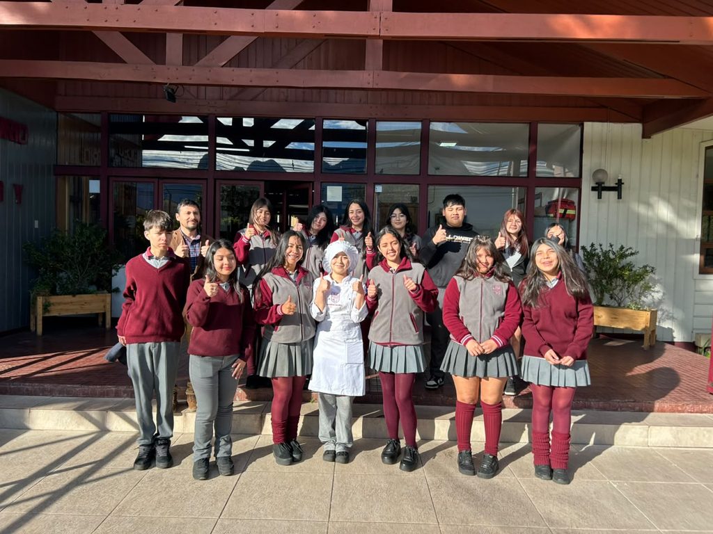 Estudiantes del Liceo Hotelería y Turismo de Pucón presentando su proyecto gastronómico