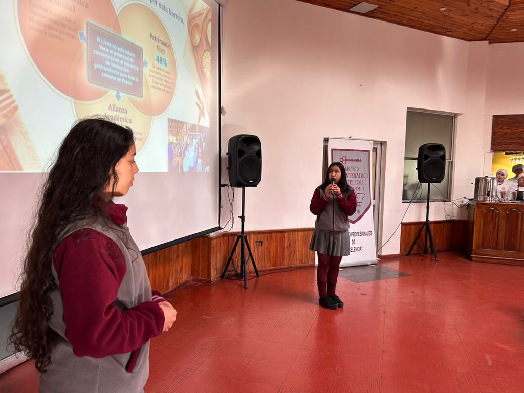 Estudiantes del Liceo Hotelería y Turismo de Pucón presentando su proyecto gastronómico