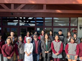 Estudiantes del Liceo Hotelería y Turismo de Pucón presentando su proyecto gastronómico