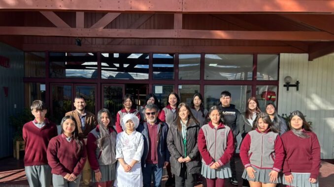 Estudiantes del Liceo Hotelería y Turismo de Pucón presentando su proyecto gastronómico