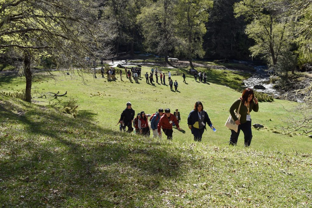 Estudiantes técnico profesionales participando en actividades al aire libre durante la Cumbre de Turismo y Hotelería de Montaña en Lonquimay