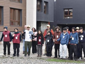 Estudiantes técnico profesionales participando en actividades al aire libre durante la Cumbre de Turismo y Hotelería de Montaña en Lonquimay