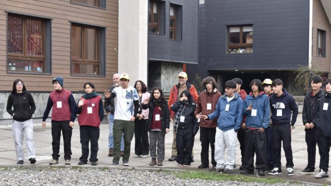 Estudiantes técnico profesionales participando en actividades al aire libre durante la Cumbre de Turismo y Hotelería de Montaña en Lonquimay