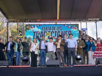 Artesanos y emprendedores locales en la Feria de las Tradiciones en el Parque Estadio de Victoria
