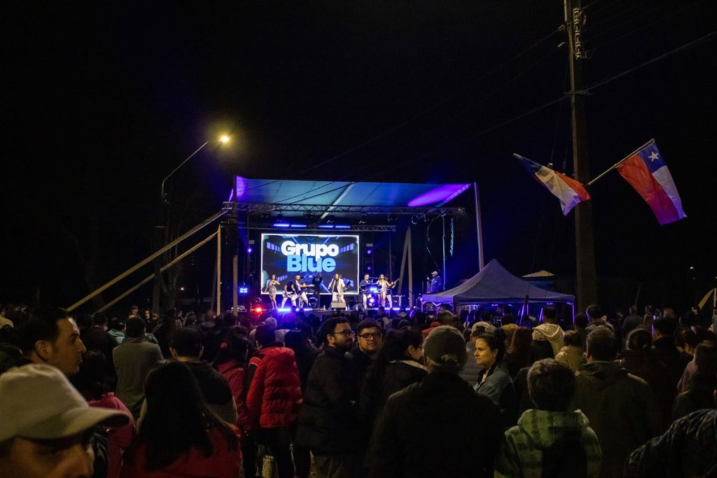 Artesanos y emprendedores locales en la Feria de las Tradiciones en el Parque Estadio de Victoria