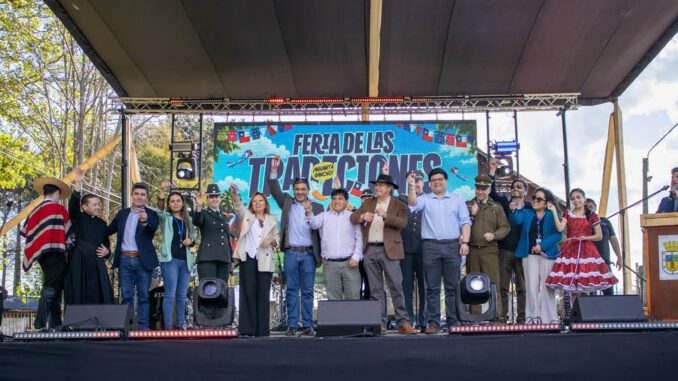 Artesanos y emprendedores locales en la Feria de las Tradiciones en el Parque Estadio de Victoria