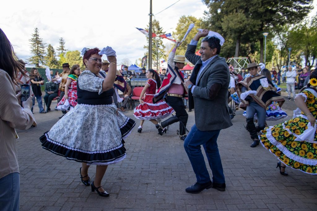Artesanos y emprendedores locales en la Feria de las Tradiciones en el Parque Estadio de Victoria