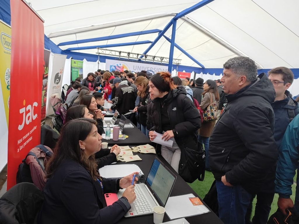 Participantes en la Feria Laboral Más Empleo en Temuco buscando oportunidades de trabajo formal