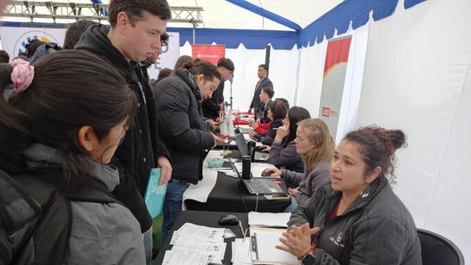 Participantes en la Feria Laboral Más Empleo en Temuco buscando oportunidades de trabajo formal