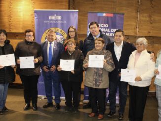 Autoridades y personas mayores en el inicio de entrega de recursos del Fondo Nacional del Adulto Mayor en Lautaro