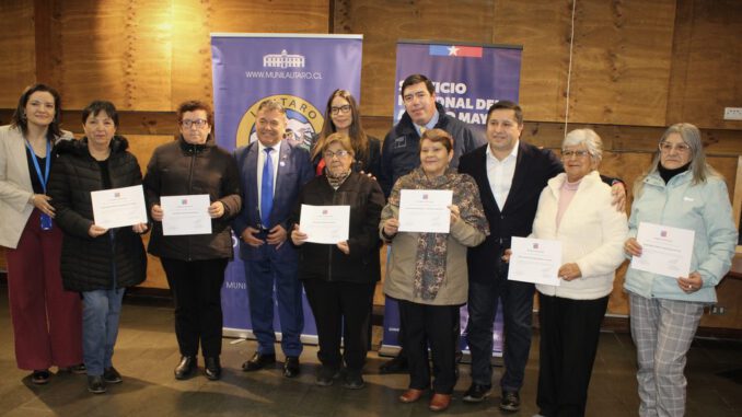 Autoridades y personas mayores en el inicio de entrega de recursos del Fondo Nacional del Adulto Mayor en Lautaro