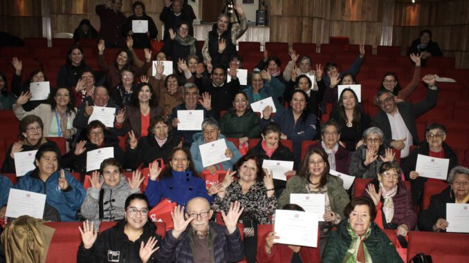 Ceremonia de entrega de recursos del Fondo Nacional del Adulto Mayor a organizaciones de Angol y Renaico