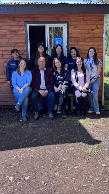 Familia beneficiada por el Programa Habitabilidad de FOSIS en La Araucanía mejorando su hogar
