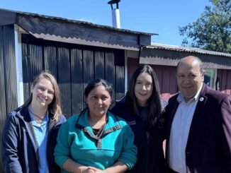 Familia beneficiada por el Programa Habitabilidad de FOSIS en La Araucanía mejorando su hogar
