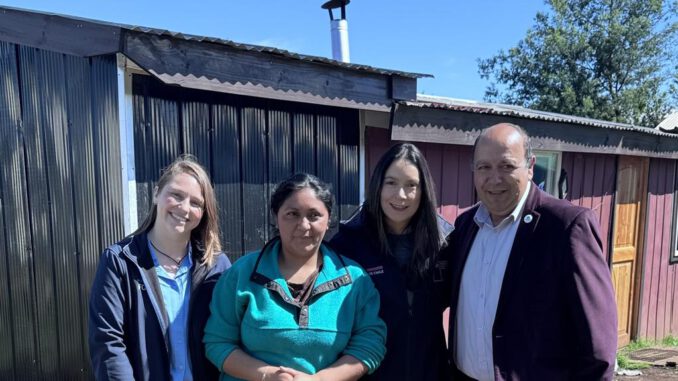Familia beneficiada por el Programa Habitabilidad de FOSIS en La Araucanía mejorando su hogar