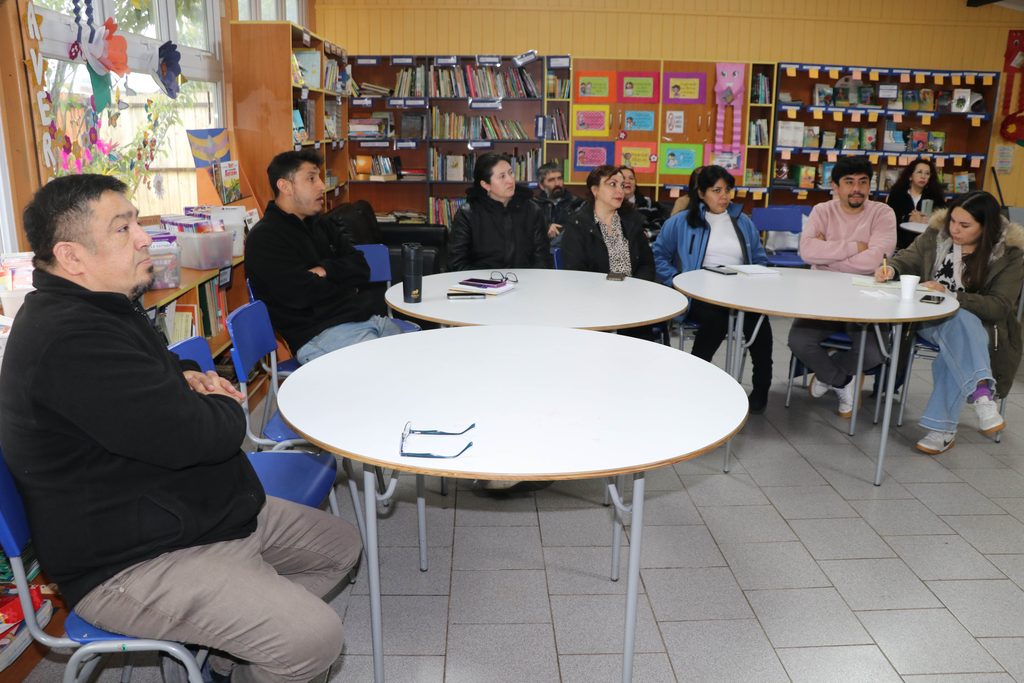 Funcionarios del Departamento de Educación Municipal de Villarrica participando en una capacitación de primeros auxilios y RCP.