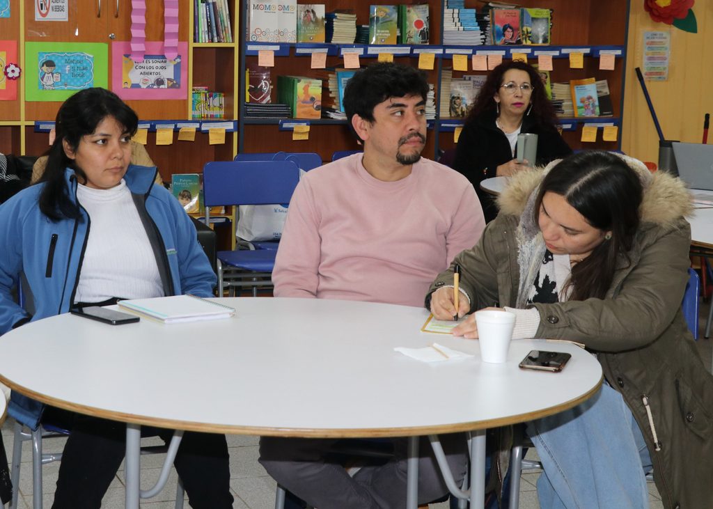 Funcionarios del Departamento de Educación Municipal de Villarrica participando en una capacitación de primeros auxilios y RCP.