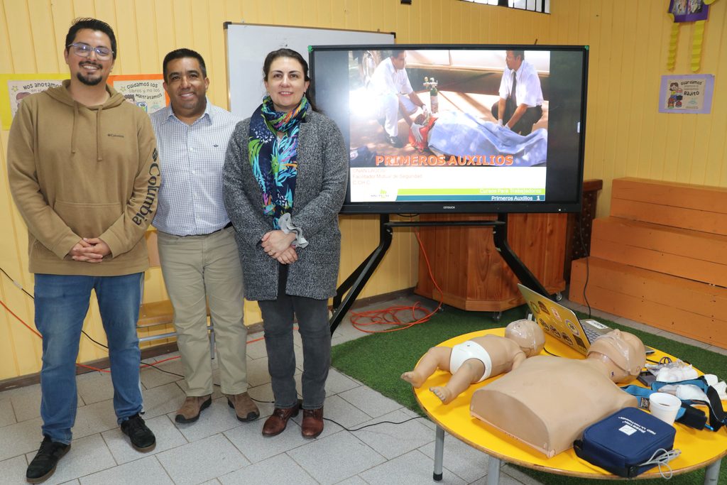 Funcionarios del Departamento de Educación Municipal de Villarrica participando en una capacitación de primeros auxilios y RCP.