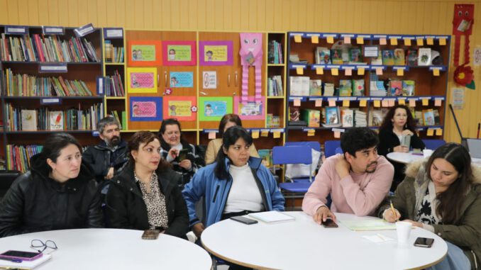 Funcionarios del Departamento de Educación Municipal de Villarrica participando en una capacitación de primeros auxilios y RCP.