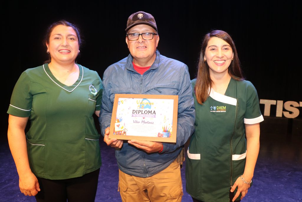 Ninos y ninas participando en la gala artistica del Jardin Infantil Los Volcanes de Chile en Villarrica