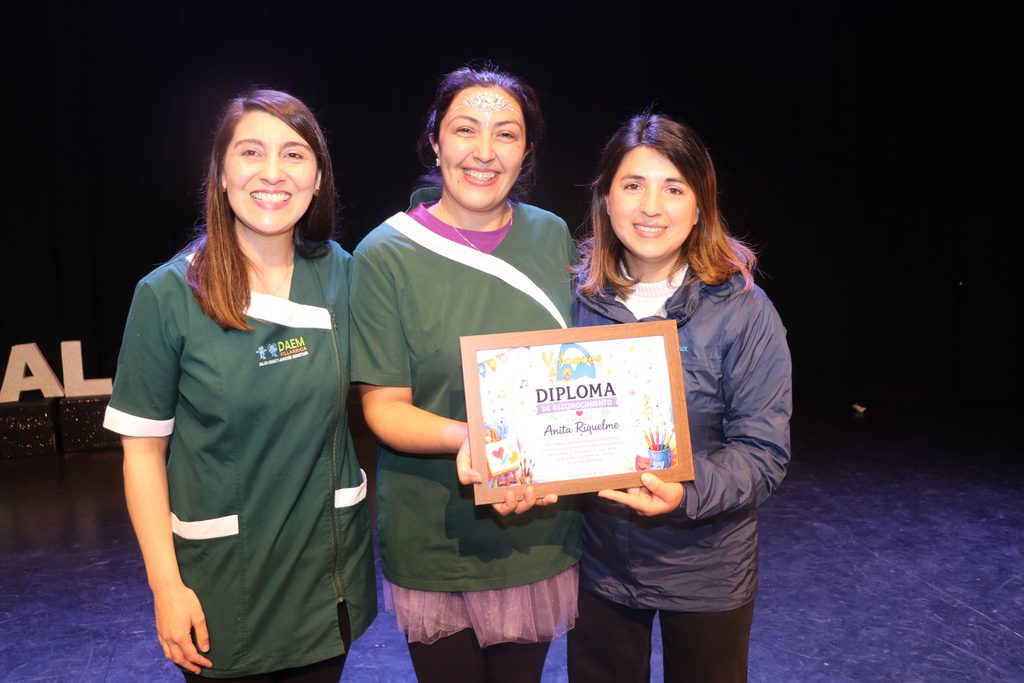 Ninos y ninas participando en la gala artistica del Jardin Infantil Los Volcanes de Chile en Villarrica